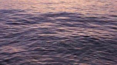 Güzel yavaş yavaş dalgalar günbatımı ışınları haddeleme