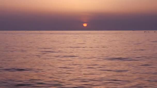 Ηλιοβασίλεμα στην παραλία με τα κυλώντας αργά κύματα — Αρχείο Βίντεο