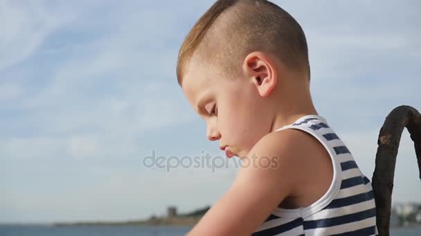 Feliz niño usando marinero rayas camisa jugando en el cielo y el fondo del mar — Vídeos de Stock