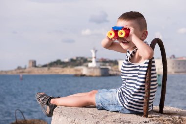 Mutlu küçük çocuk mesafe içine Renkli dürbün ile seyir