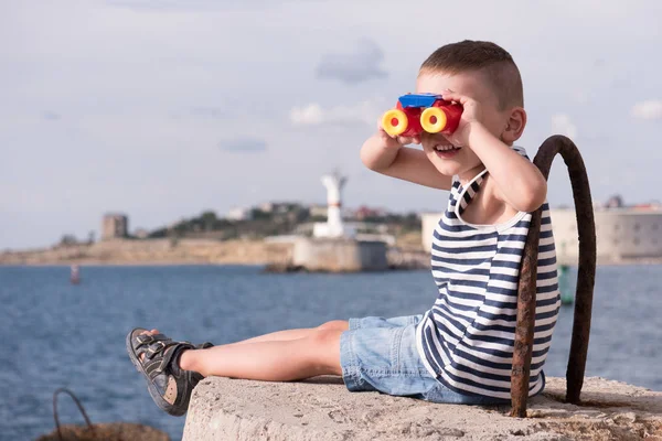 Mutlu küçük çocuk mesafe içine Renkli dürbün ile seyir