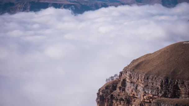 Borda das montanhas rochosas e nevoeiro flutuante, lapso de tempo — Vídeo de Stock