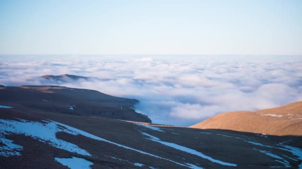 Bela paisagem montanhosa com nuvens flutuantes Timelapse — Vídeo de Stock