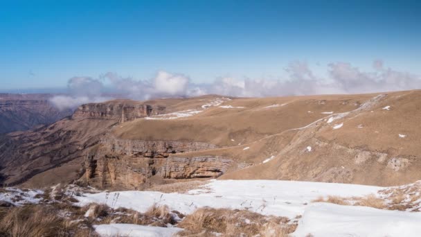 Montañas rocosas cubiertas de nieve y nubes flotantes, Timelapse — Vídeos de Stock