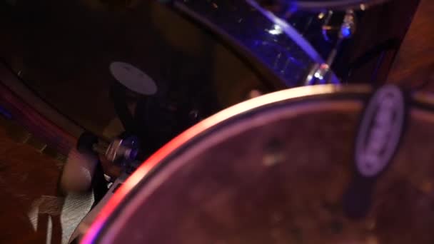 Drummer spelen grote trom closeup — Stockvideo
