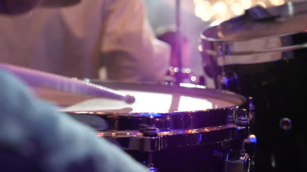 Baterista tocando en el escenario de cerca cámara lenta — Vídeo de stock