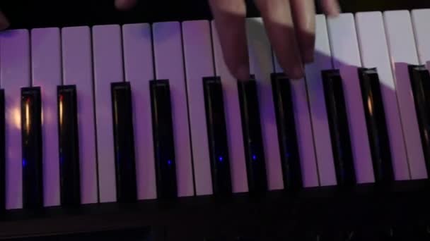 Musiker spielt Keyboard. Nahaufnahme — Stockvideo