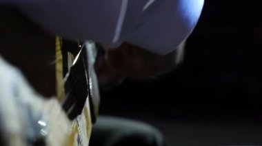 adamın Close-Up oynayan eski vintage yaylı çalgılar eller
