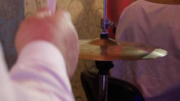 Baterista golpea el tambor de hi-hat palos de primer plano — Vídeos de Stock