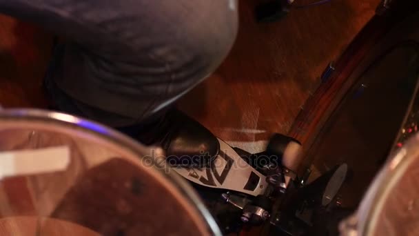 Primer plano del pie del baterista pedal de bombo móvil — Vídeo de stock