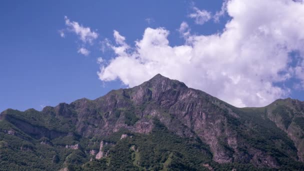 Parque Nacional de las Montañas Rocosas como grandes nubes de cúmulos hinchados se mueven por encima — Vídeos de Stock