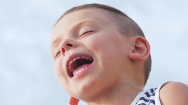 Крупным планом улыбающегося мальчика — стоковое видео