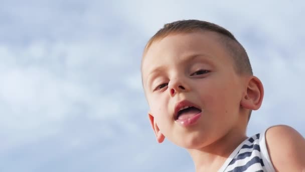 Мальчик плюёт и показывает язык. — стоковое видео