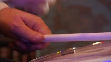 bir davulcu elinde sopaları canlı caz konseri.