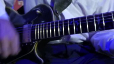 Arabulucu ile elektro gitar çalmak sahnede caz gitaristi ve yakın çekim