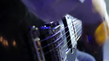 Caz Orkestrası sahne gitarist ise duman ve ışık Sahne Alanı'nın üzerinde.