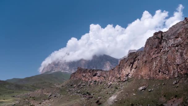 Хмари рухаємося в проміжок часу Скелястих гір — стокове відео