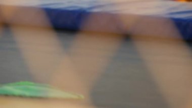 neşeli çocuklar bir trambolin üzerinde atlama