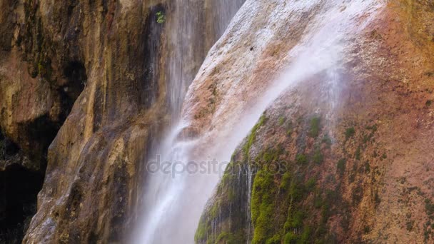 El agua clara fluye hacia abajo en la superficie de la roca. de cerca — Vídeo de stock