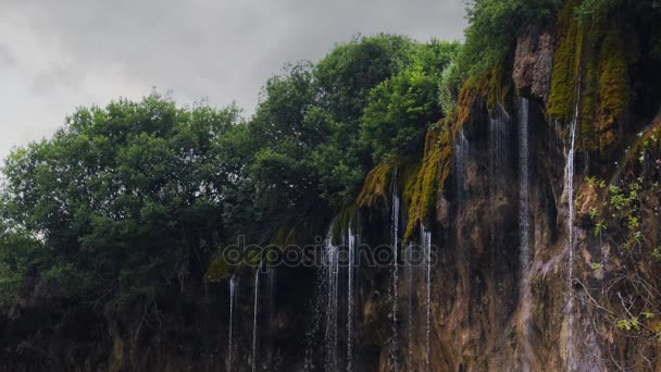 Cachoeira cênica na floresta que flui para baixo da rocha — Vídeo de Stock
