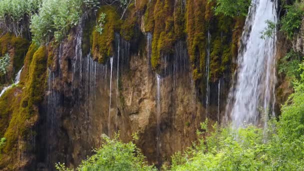 Hermosas cascadas de cascada fluyen por encima del acantilado — Vídeo de stock