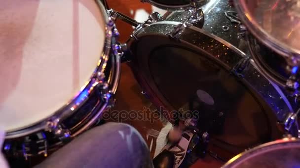 Джазовый музыкант, играющий на барабане — стоковое видео