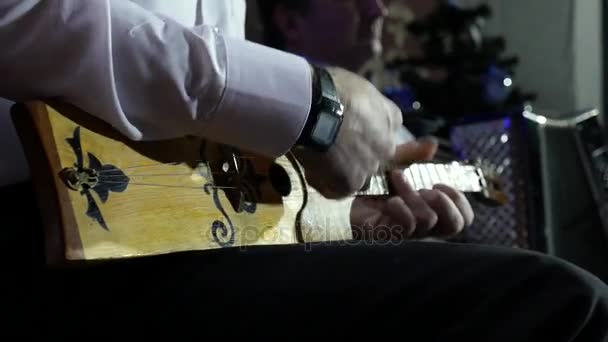 A man is playing the stringed instrument live show — Stock Video