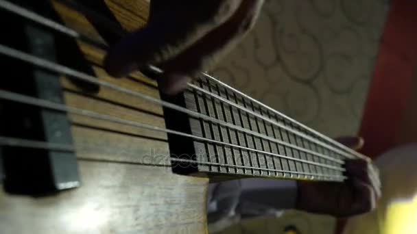 Cara de camisa branca tocando guitarra baixo — Vídeo de Stock