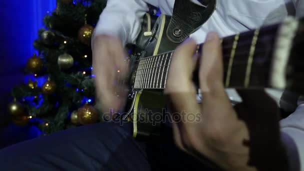 Concierto de Navidad Hombre tocando guitarra — Vídeos de Stock