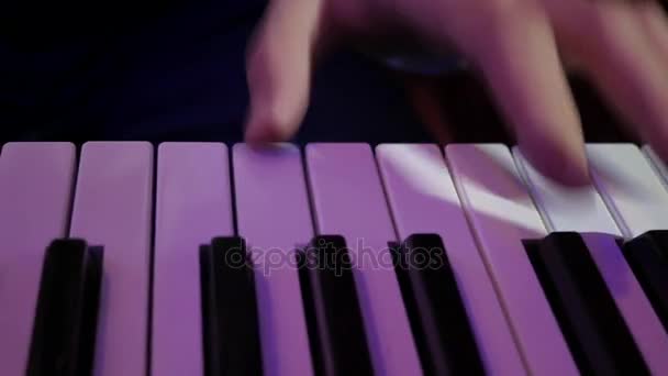 Músico a tocar teclado. close-up — Vídeo de Stock