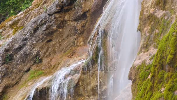 Agua de manantial como cae, Salpicadura de agua — Vídeo de stock