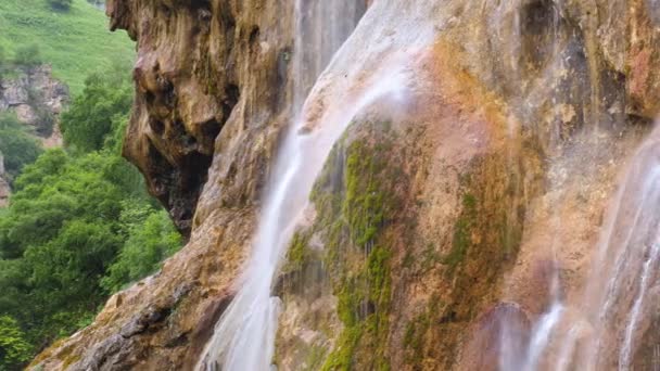 Agua de manantial. cascada épica. fuente de agua . — Vídeo de stock