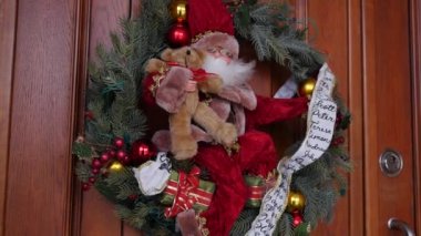 Ön kapıda Noel çelenk