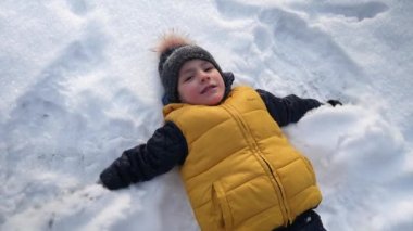 Genç çocuk ile kar oynarken