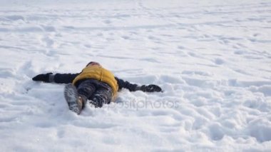 çalışan çocuk ve kar içine falls