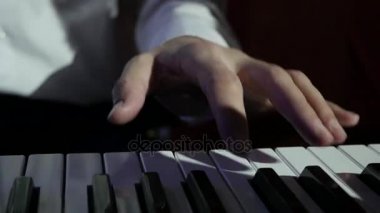 Elektrikli piyano closeup oynarken müzisyen