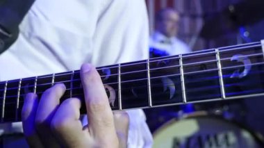 Arabulucu ile elektro gitar çalmak sahnede caz gitaristi ve yakın çekim