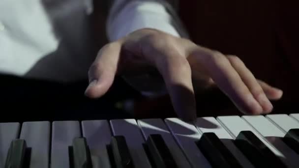 Musicista suonare il piano elettrico primo piano — Video Stock