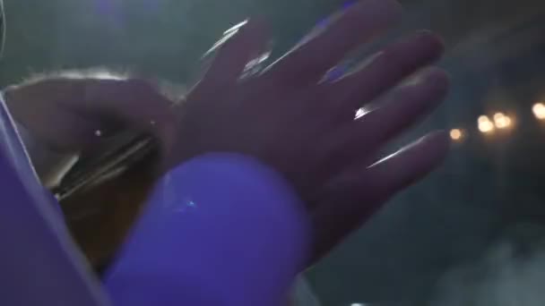 Close-up Mãos tocar bateria — Vídeo de Stock