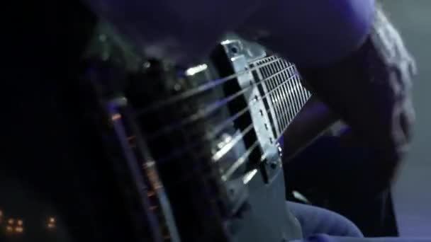 Jazz band op stadium Close-up gitarist speelt in de rook en licht van etappe. — Stockvideo