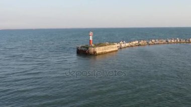Havadan görünümü, küçük deniz feneri üzerinde duran taş Dalgakıran inşaatı denize, Kerç Boğazı, Kırım bağlantı noktası.