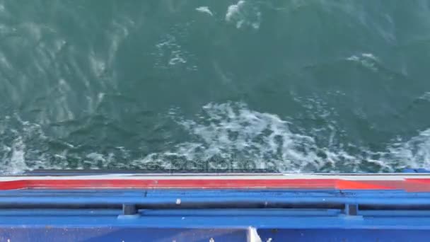 Cerca Del Lado Del Barco Navegando Olas Mar Negro Estrecho — Vídeo de stock