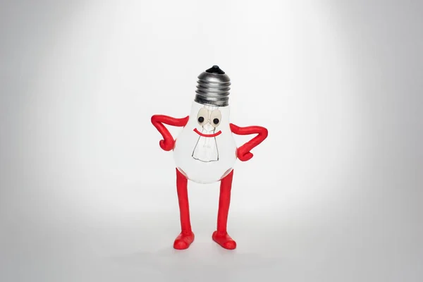 Carattere divertente sorridente creato da lampadina ad incandescenza e plastilina — Foto Stock