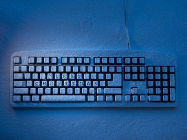 PC klavye kaplı yazıt ile mavi neon ışık tarafından aydınlatılmış kar ile mutlu Noeller