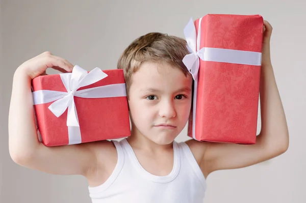 Хлопчик Двома Коробками Подарунків Плечах — стокове фото
