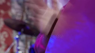 Eller Çal davul, nerede tüm davul duman canlı konser ağır çekimde parlak sahne ışıkları
