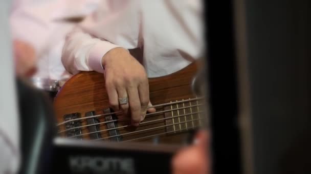 Rękach Muzyków Białe Koszule Grając Koncert Centrum Zbliżenie Gracz Gitara — Wideo stockowe