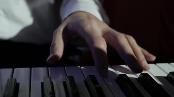 Músico Tocando Piano Elétrico Palco Concerto Luzes Palco Brilhantes Piscando — Vídeo de Stock