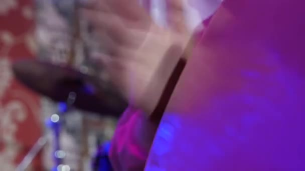 Крупный План Руки Играют Барабанах Вокруг Барабана Яркие Огни Сцены — стоковое видео