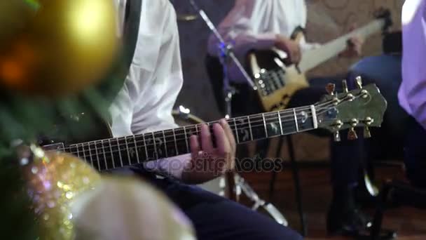 Ano Novo Concerto Guitarrista Tocando Electro Guitarra Fundo Baixo Guitarrista — Vídeo de Stock